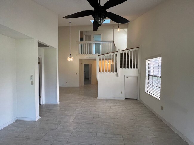 Building Photo - Beautiful 3 bed 2.5 bath townhome