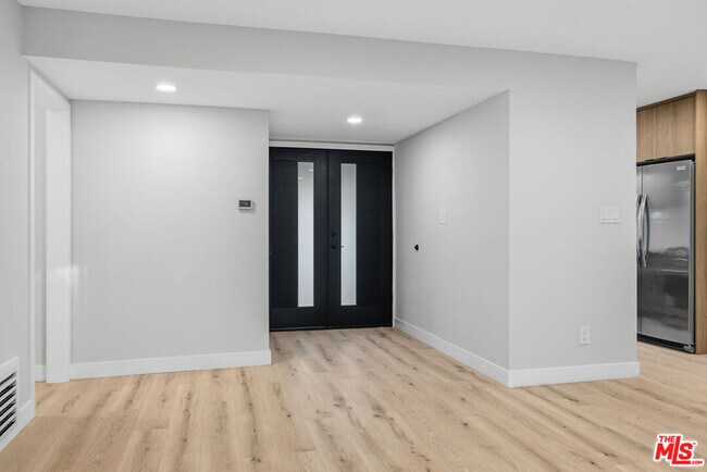 Building Photo - 10557 Reseda Blvd