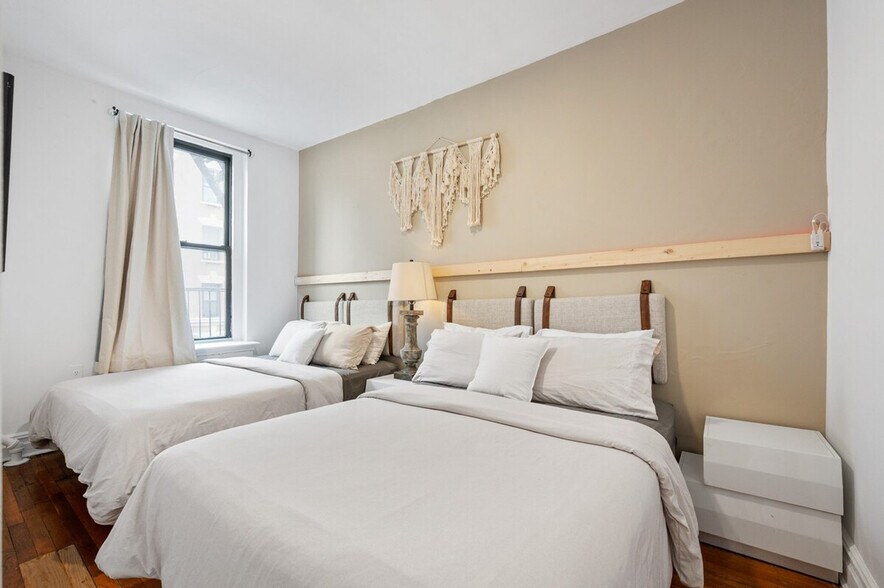 Building Photo - 400 W 47th St