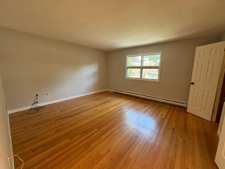 Building Photo - 537 Winterburn Grv