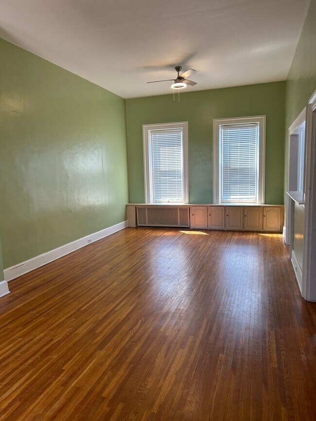 Building Photo - 475 W Market St