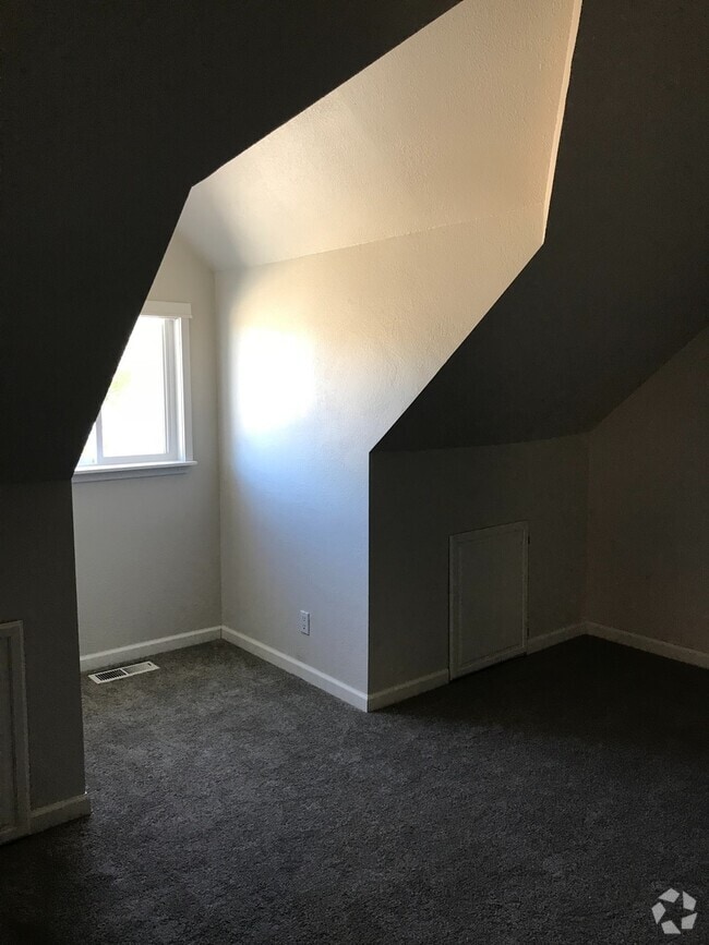 Building Photo - Upper unit in SW Bend Close to Old Mill an...