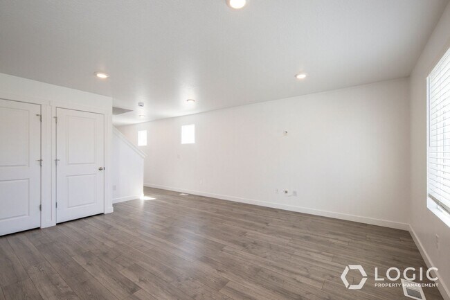 Building Photo - Gorgeous Row End Townhome!