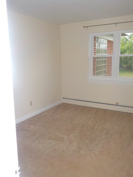 Carpeted bedroom - 4832 E Trindle Rd