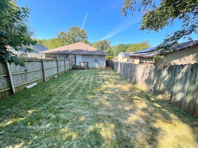 Building Photo - 2140 N Travis