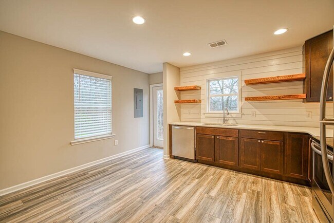 Building Photo - Craftsman Style Home in Greer
