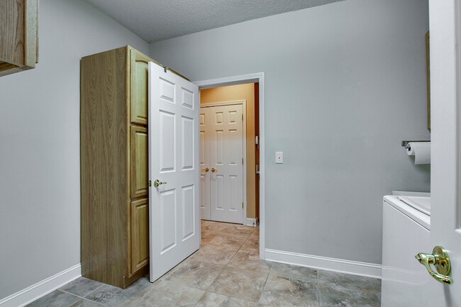Building Photo - 211 Todaly Cir