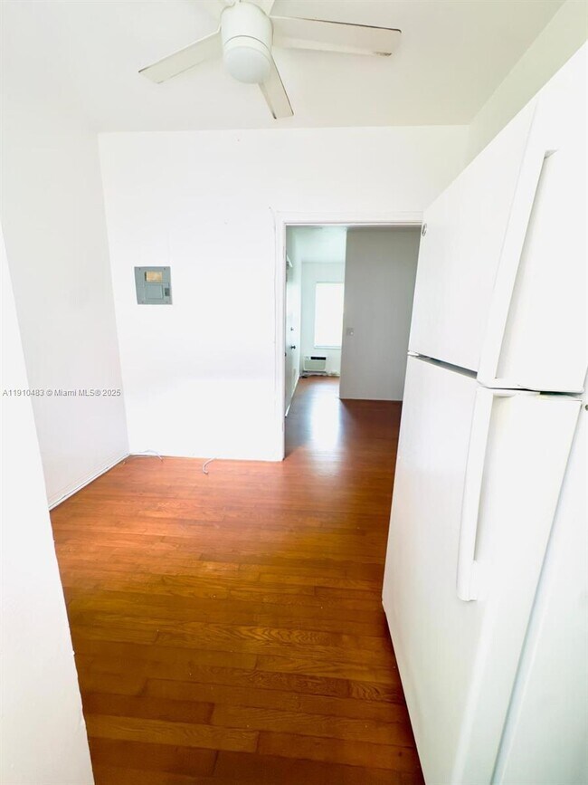 Building Photo - 315 W 28th St