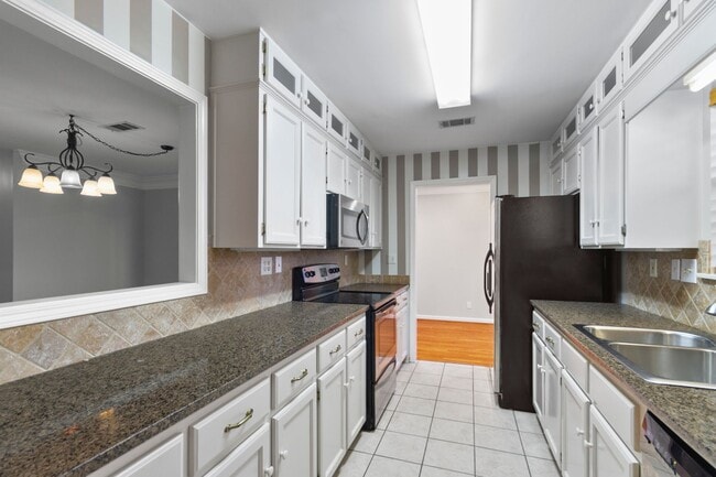 Building Photo - 2013 Fox Ridge Rd