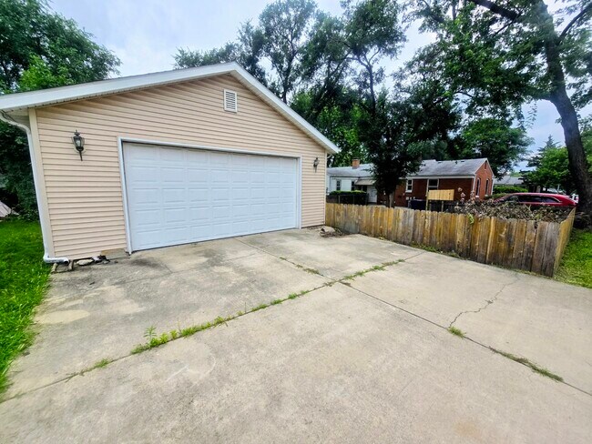 Building Photo - 1640 N Prairie Ave