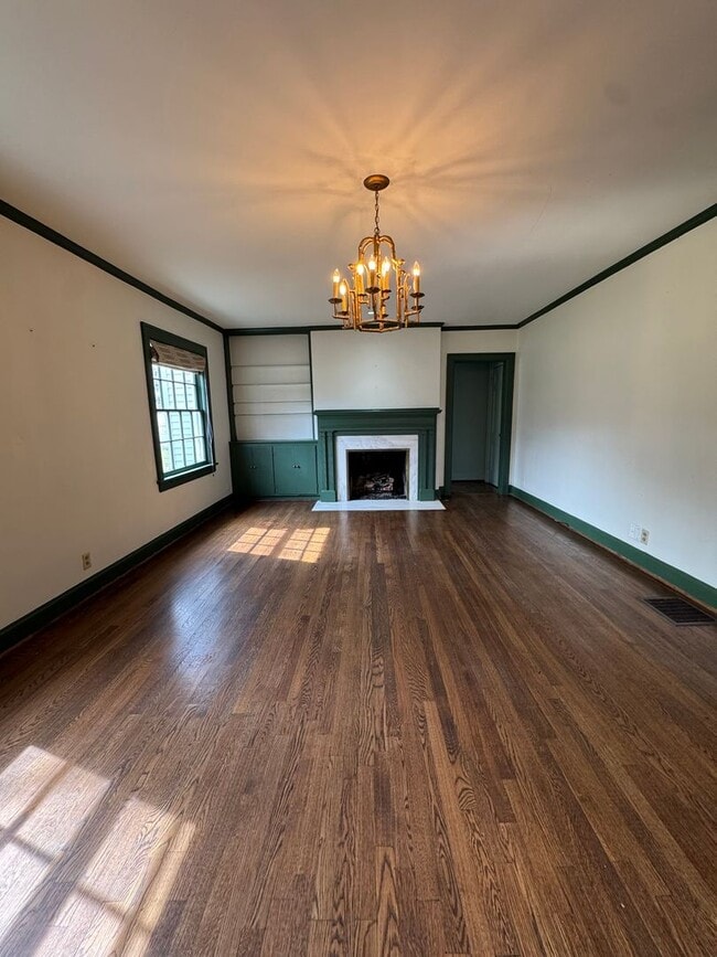 Building Photo - 2912 Woodlawn Dr