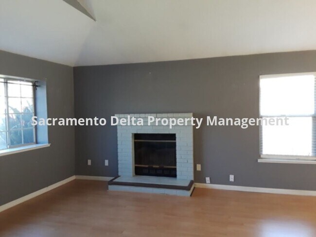 Building Photo - Wonderful 3 bedroom/2 bath home