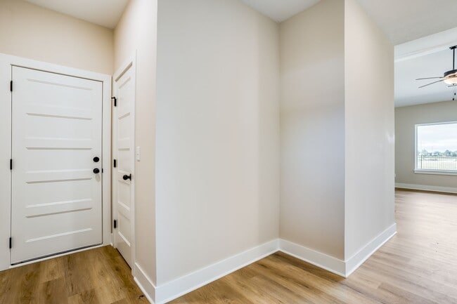Building Photo - 1025 W Long Path Ct