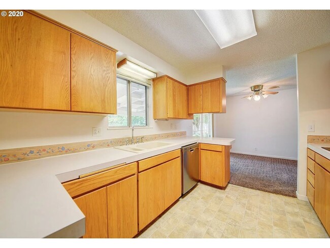 Building Photo - Great 4 Bedroom Eugene Home!
