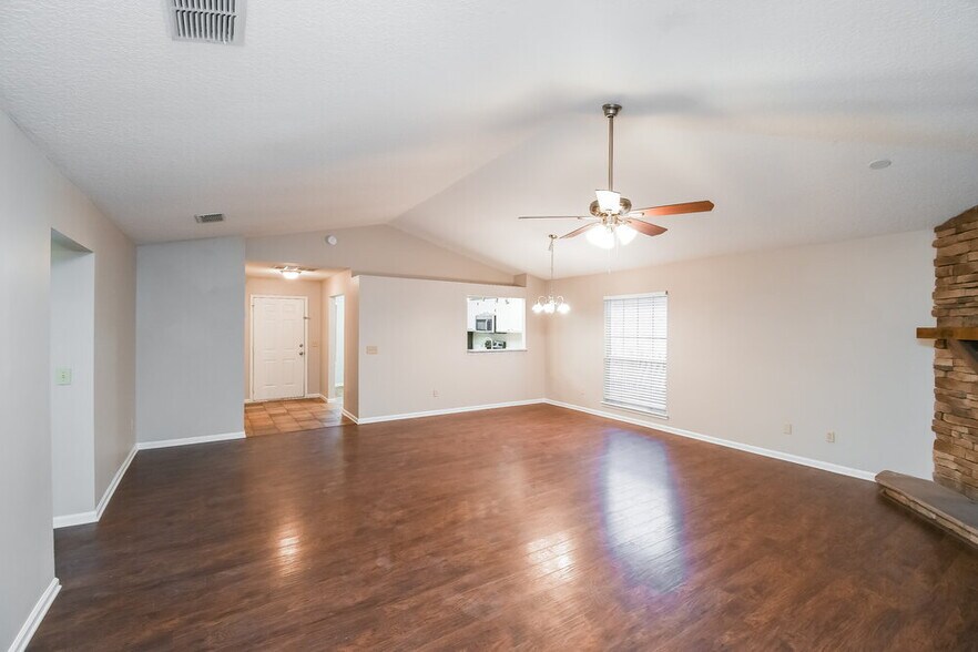 Building Photo - 1653 Spring Oaks Ln