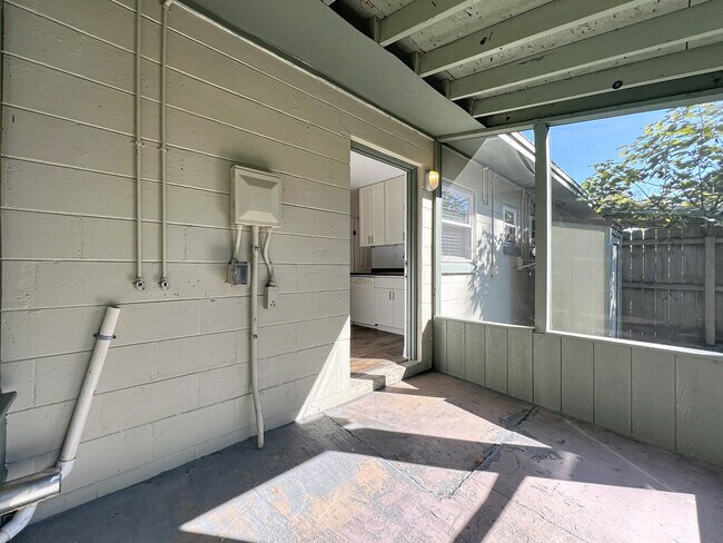 Building Photo - 742 E Church Ave