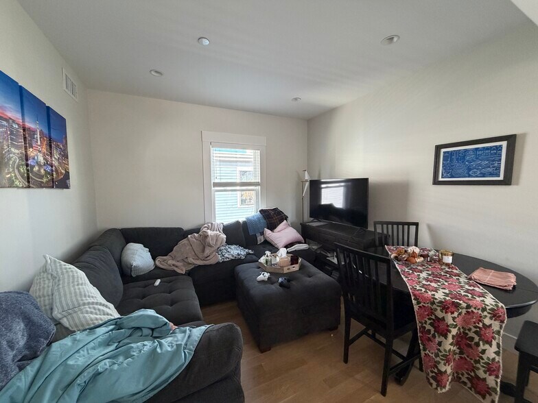 Building Photo - 208 Banks St