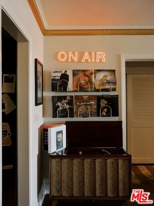 Building Photo - 1219 Sunset Plaza Dr Dr