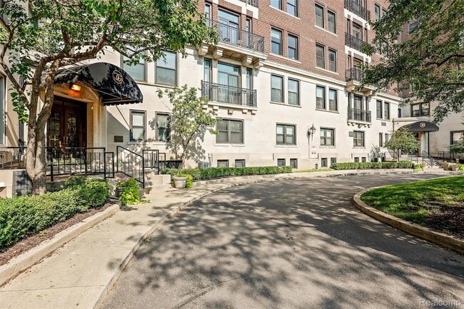 Building Photo - 2900 E Jefferson Ave