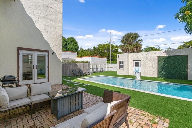 Building Photo - 419 30th St