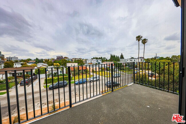 Building Photo - 1525 S Carmelina Ave