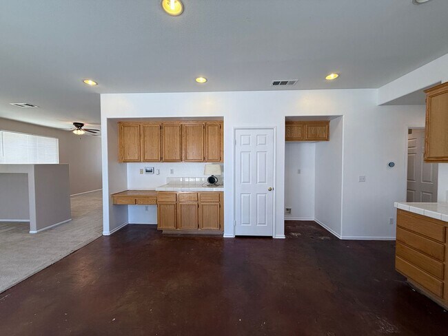 Building Photo - Palmdale 4 Bedroom + 3 Bath