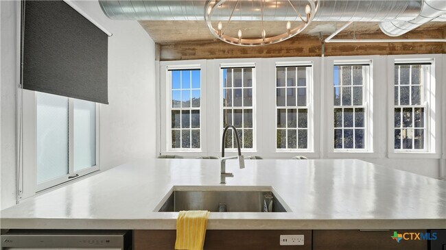 Building Photo - 222 Losoya St