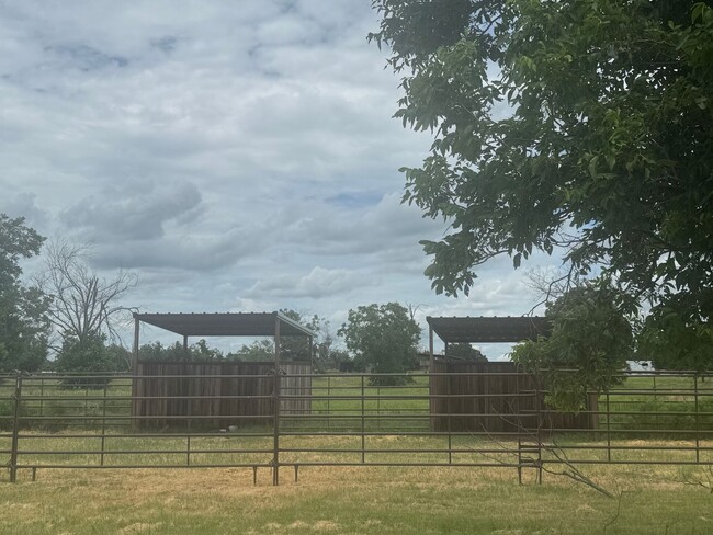 Building Photo - CABIN - Brock ISD - HORSES WELCOME