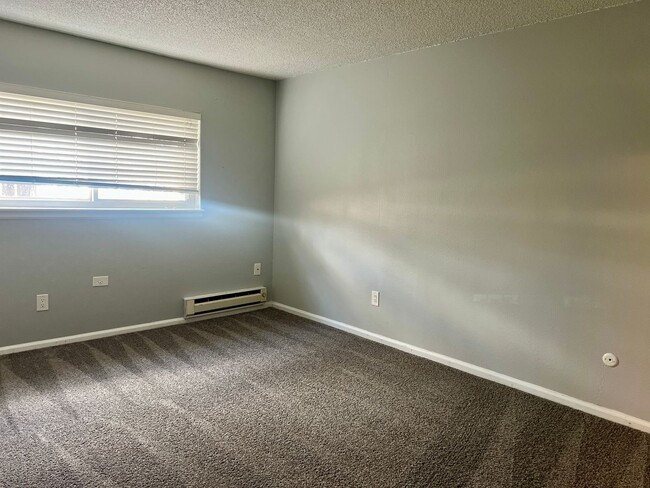 Building Photo - 2 Bedroom 2 Bathroom Aurora Condo!