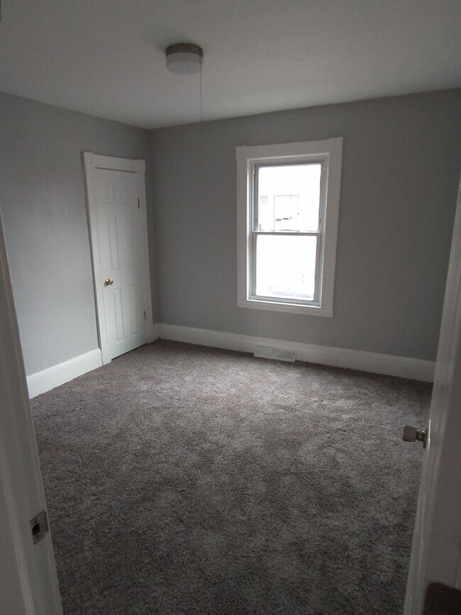 Building Photo - 68 Lyons St