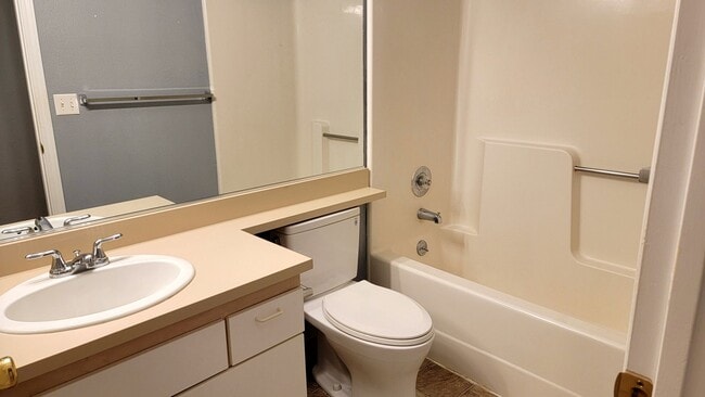 Building Photo - Spacious and turn key ready 2 bedroom apar...