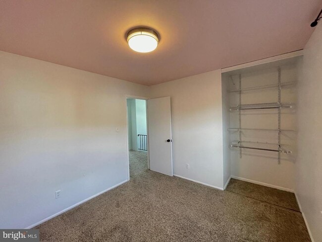 Building Photo - 7 N Hill Dr