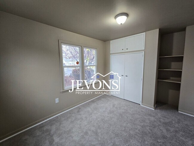 Building Photo - Charming home with a fully equipped kitche...