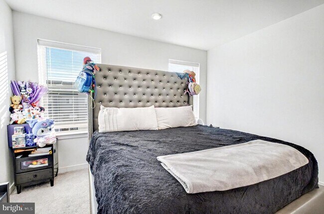 Building Photo - 423 Honeyberry Ln