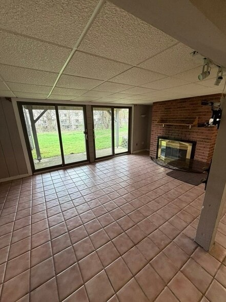 Building Photo - 136 Canterbury Ln