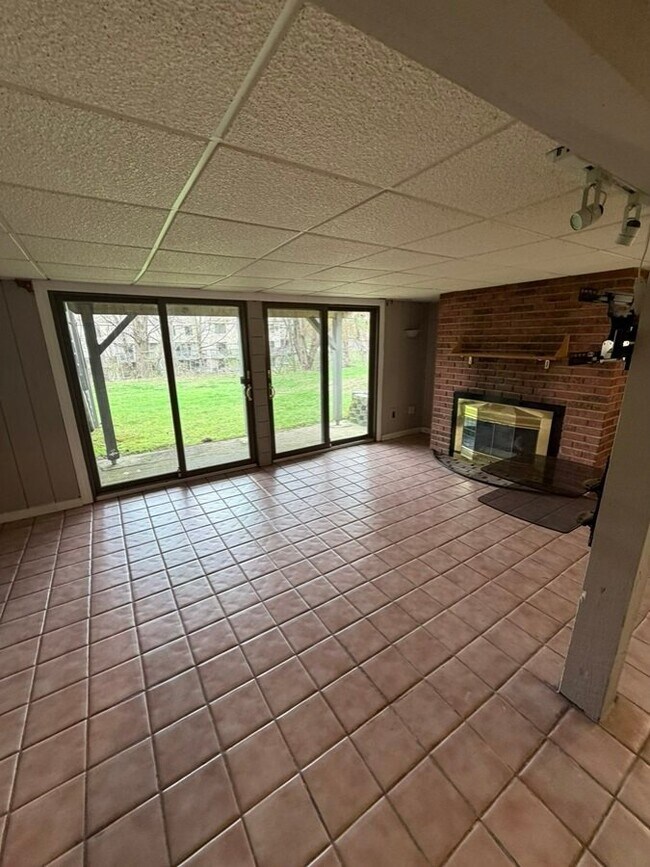 Building Photo - 136 Canterbury Ln