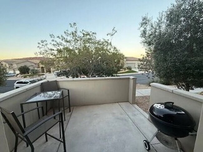 Building Photo - Bright & Spacious Desert Townhome