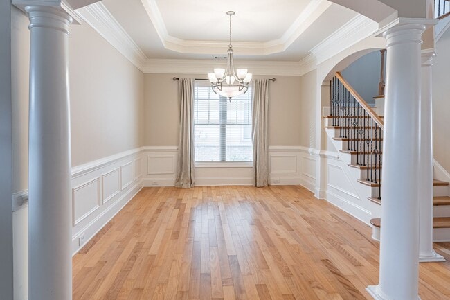 Building Photo - Stunning 4-bedroom, 3.5-bathroom home loca...