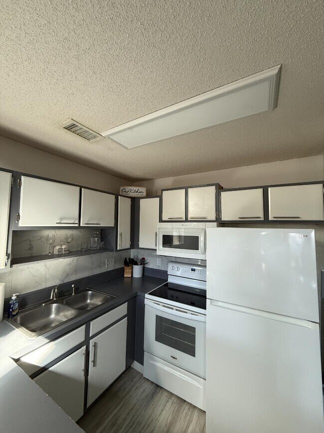 Building Photo - 1095 Plantation Dr W