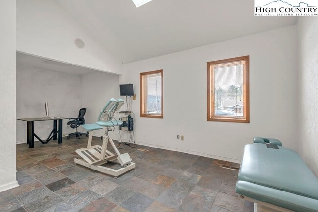 Building Photo - 483 NC-105 Extension