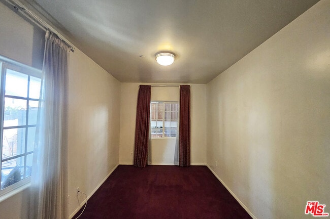 Building Photo - 302 N Griffith Park Dr