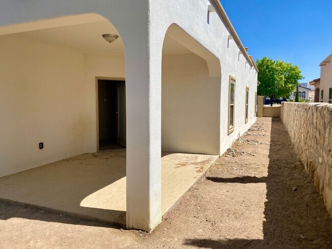 Building Photo - 4206 Tres Ninos Dr