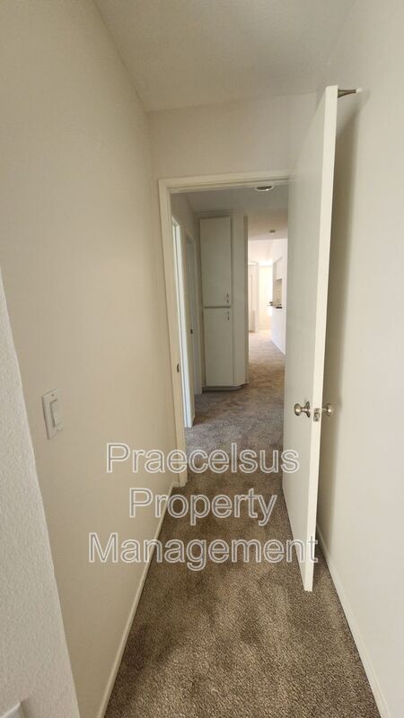 Building Photo - 2023 Lakeridge Cir