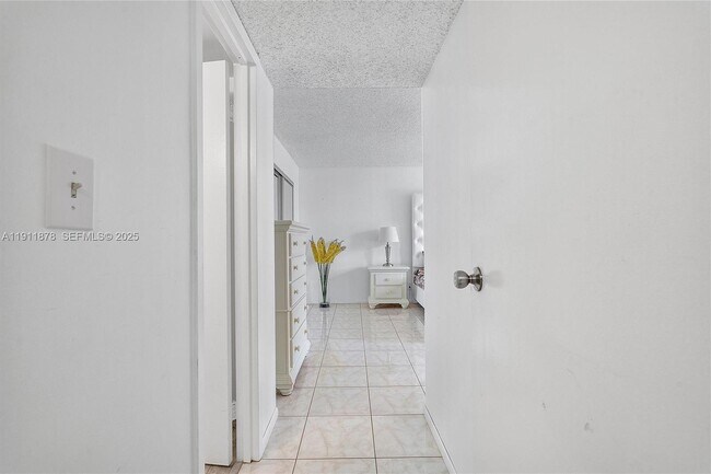 Building Photo - 1000 Parkview Dr