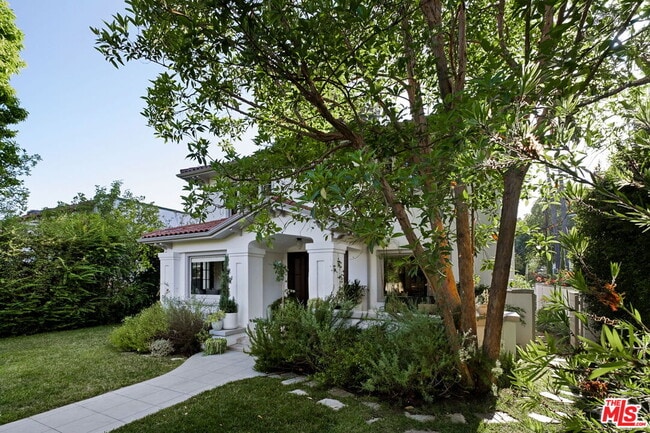 Building Photo - 2027 Canyon Dr