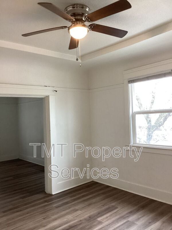 Building Photo - 204 W Oak St