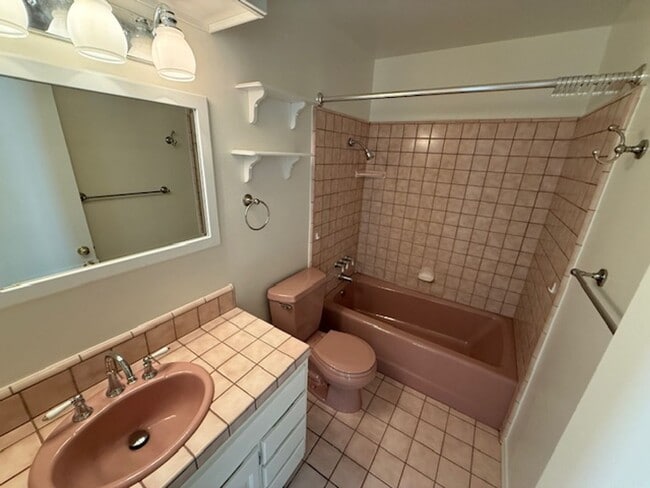 Building Photo - Charming Single-Story 3-Bedroom Home in Newhall!