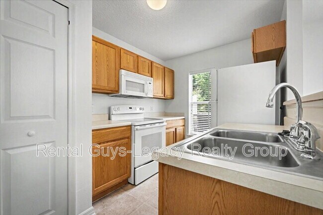 Building Photo - 7414 Palm Hills Dr