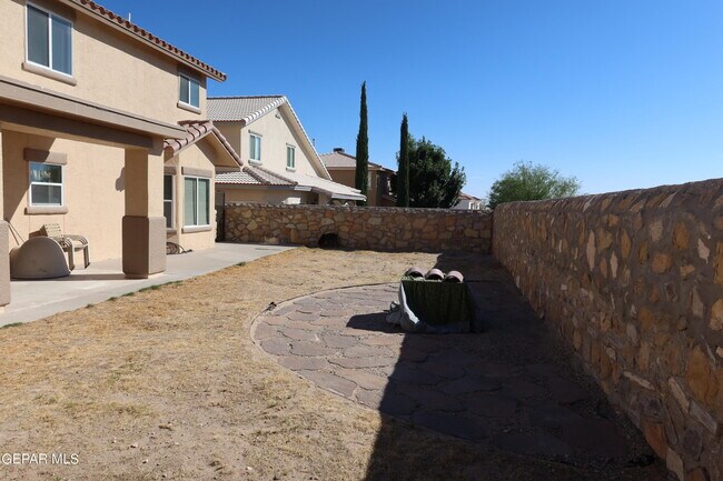 Building Photo - 943 Via Descanso Dr