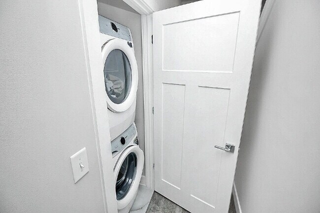 Building Photo - End Unit in SOUTH END